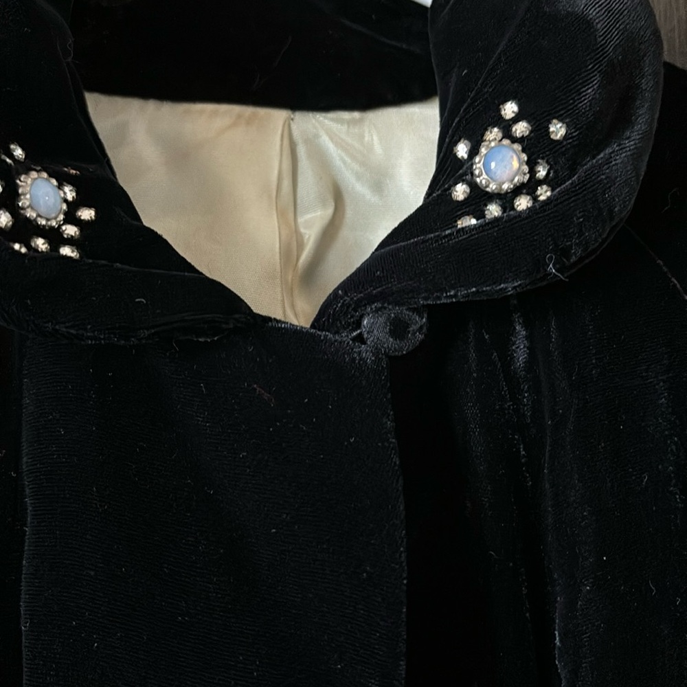 Vintage black velvet evening jacket. - Picture 3 of 5